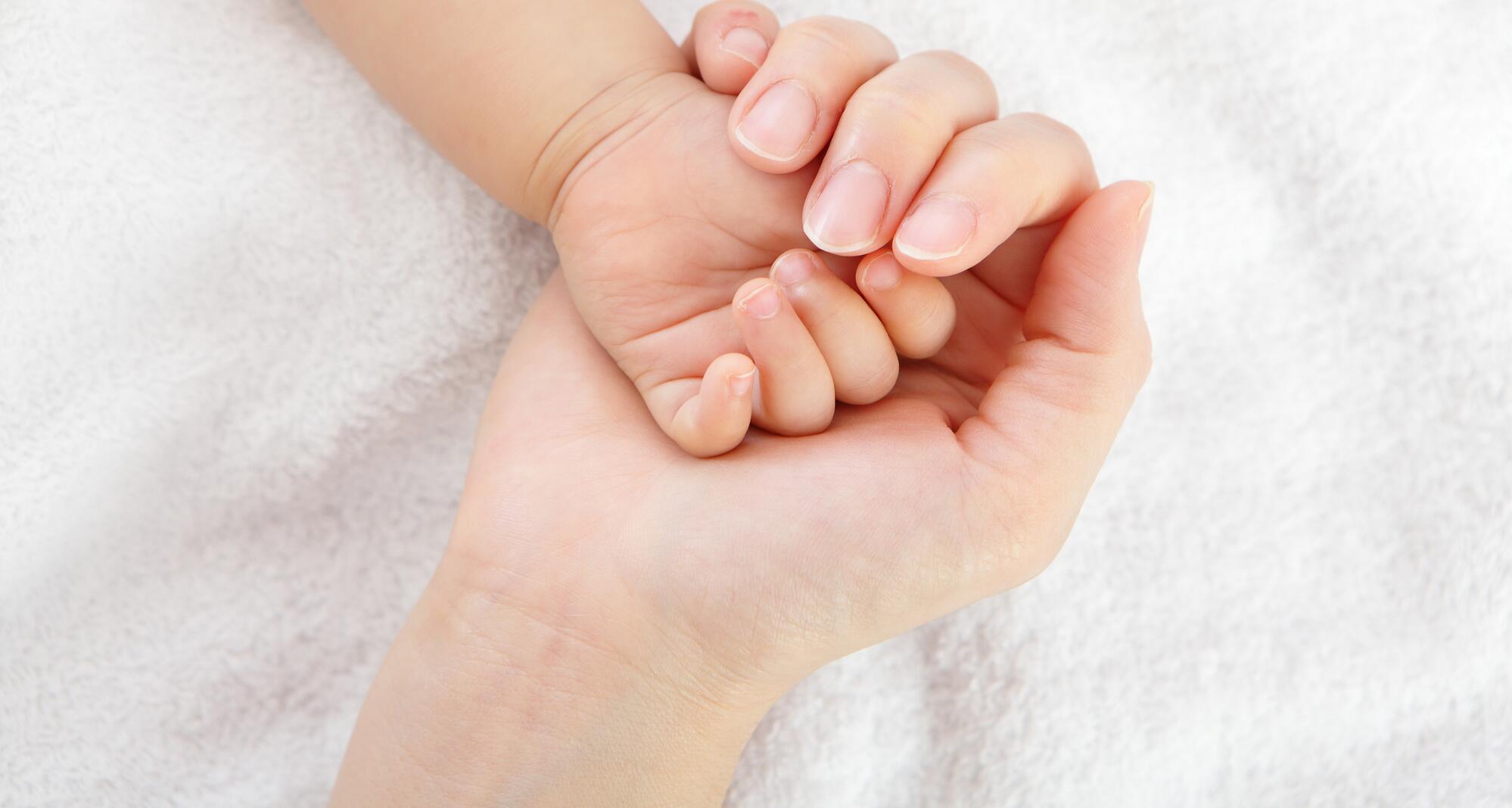 ad_atopic-dermatitis_baby hand_large_2021